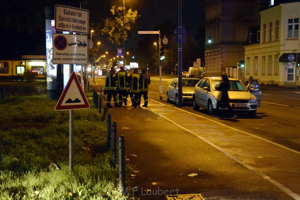 Feuer Matratze wo ein Obachloser drauf geschlafen hat Koeln Muelheim Steegerstr P06.JPG - Miklos Laubert